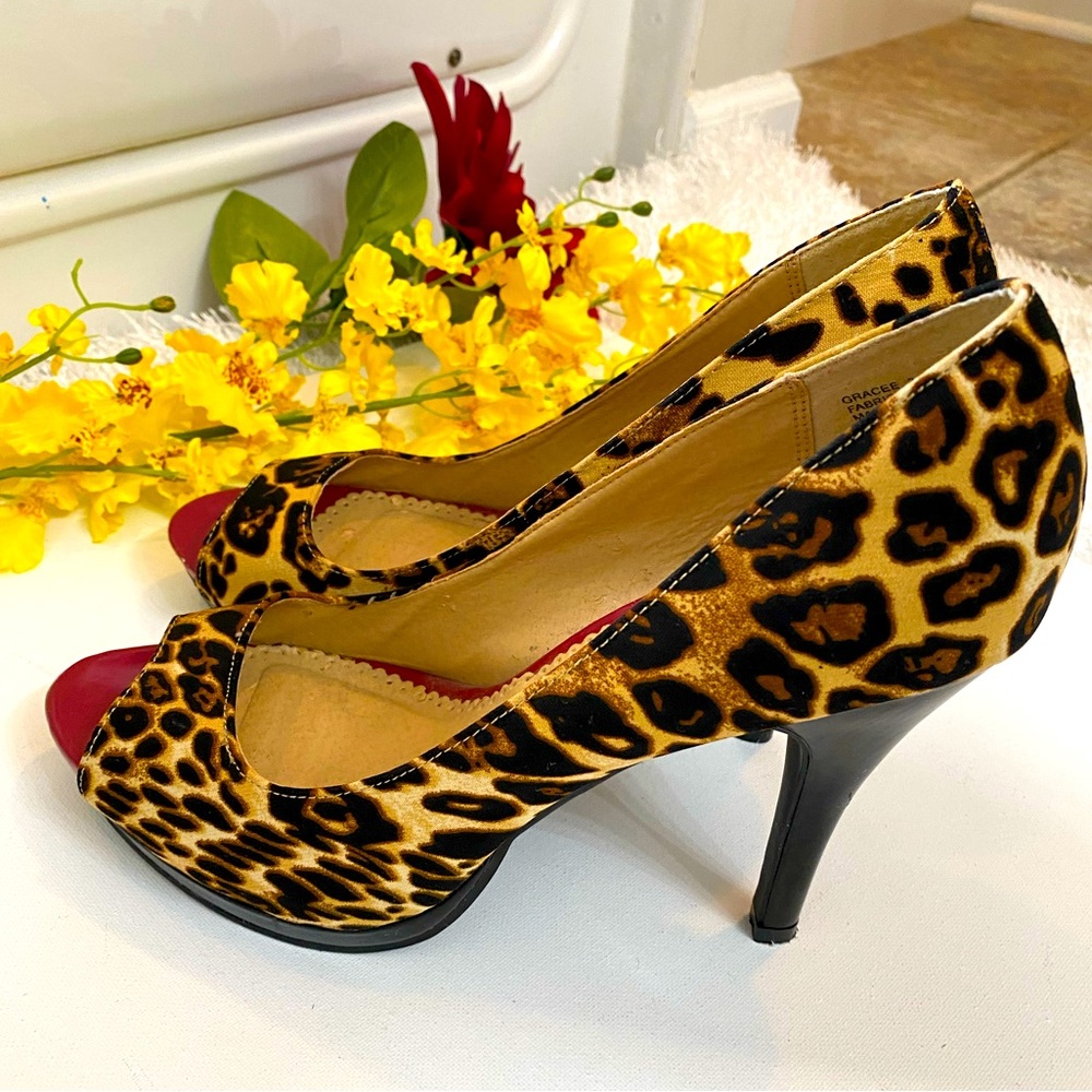RAMPAGE Brand women heels shoes size 9M, beautiful cheetah color with red trim